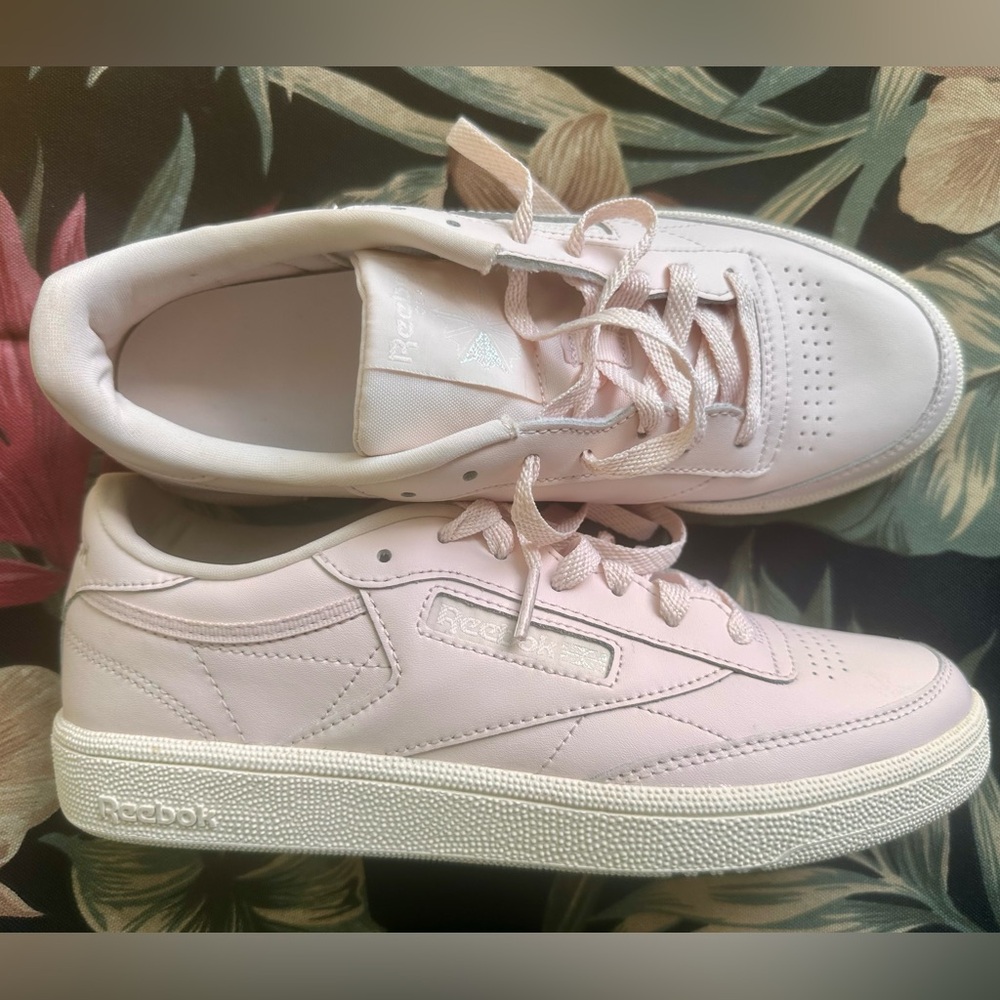 Reebok Pink Sneakers with Classic Design and Comfort